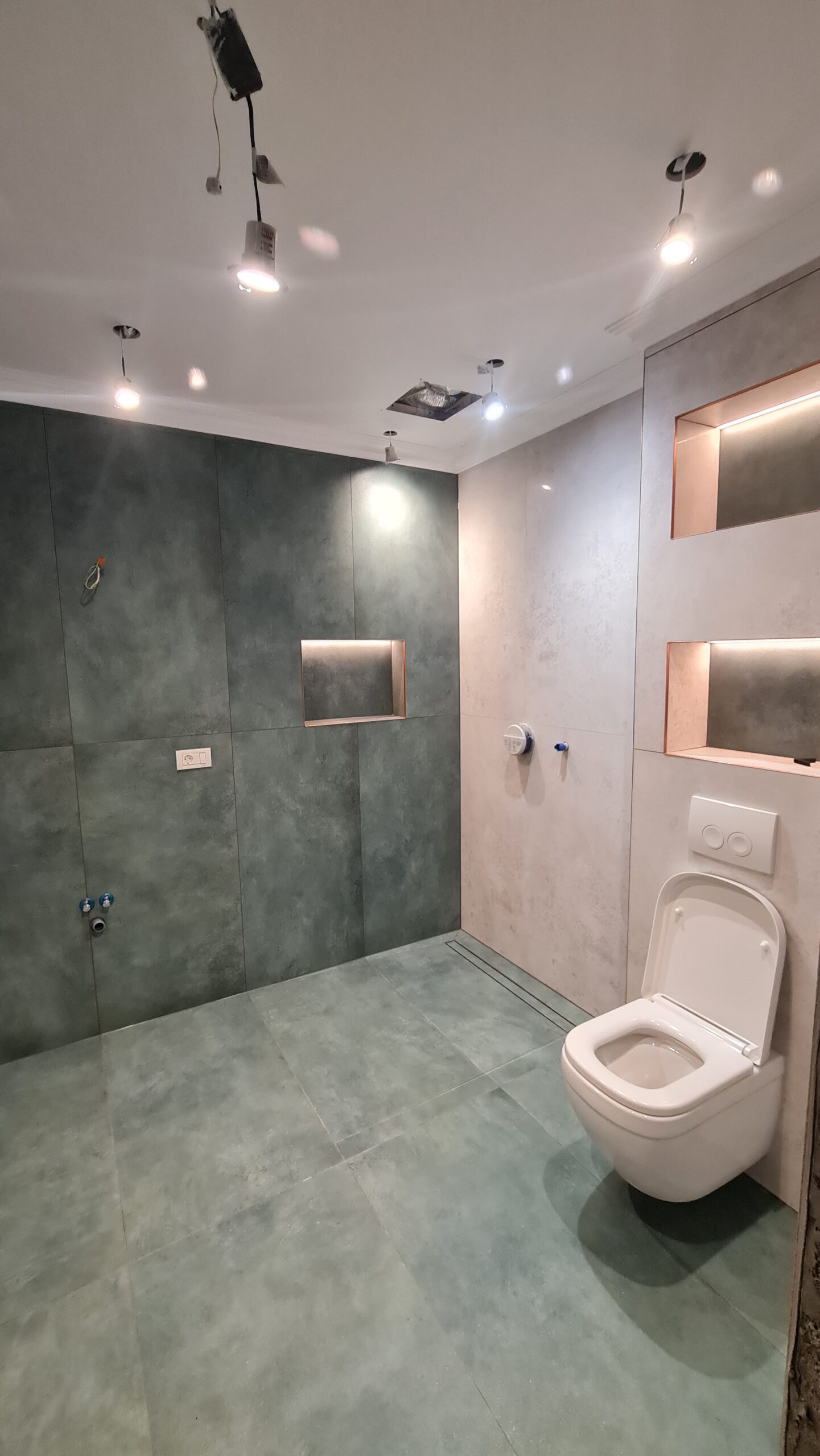 Spacious living area with large format porcelain floor tiles